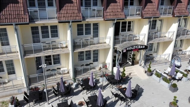 Hotel Holdvirág