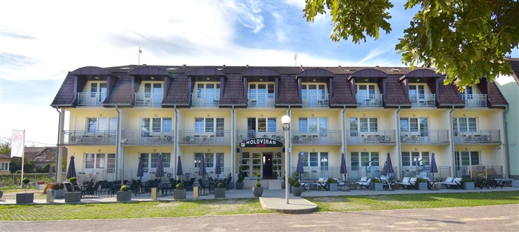 Hotel Holdvirág