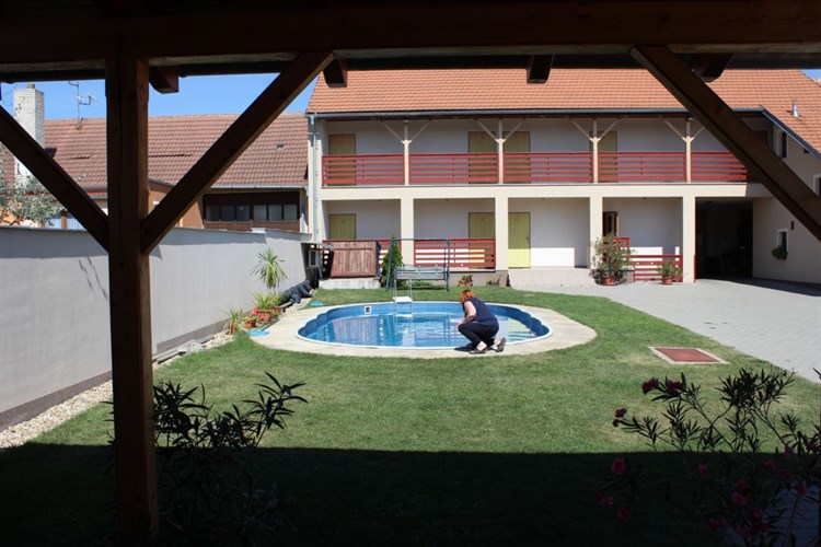 PUTOVÁNÍ ZA VÍNEM A KRÁSAMI MORAVY