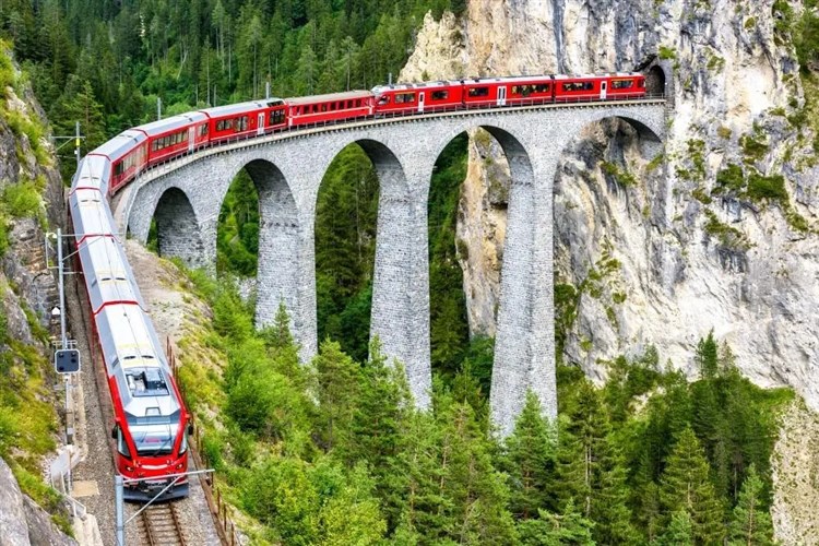 BERNINA EXPRESS a Bodamské jezero - PANORAMATICKÝM VLAKEM OD LEDOVCE K PALMÁM PŘES ALPY - jízda vlakem v ceně zájezdu