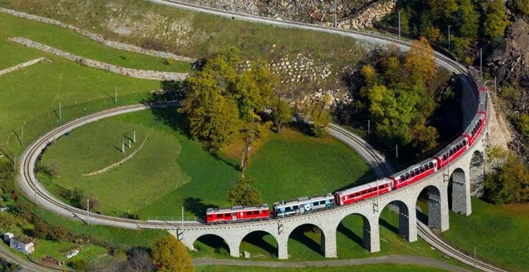 BERNINA EXPRESS a Bodamské jezero - PANORAMATICKÝM VLAKEM OD LEDOVCE K PALMÁM PŘES ALPY - jízda vlakem v ceně zájezdu
