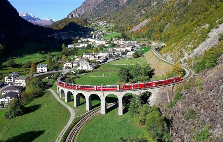BERNINA EXPRESS a Bodamské jezero - PANORAMATICKÝM VLAKEM OD LEDOVCE K PALMÁM PŘES ALPY - jízda vlakem v ceně zájezdu