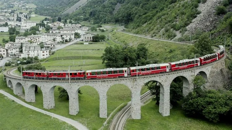 BERNINA EXPRESS a Bodamské jezero - PANORAMATICKÝM VLAKEM OD LEDOVCE K PALMÁM PŘES ALPY - jízda vlakem v ceně zájezdu